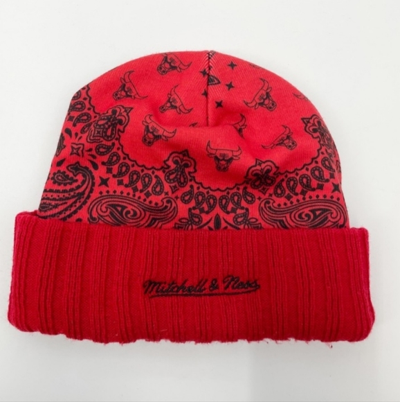 (SOLD)....Bulls red bandanna Beanie - Picture 4 of 4